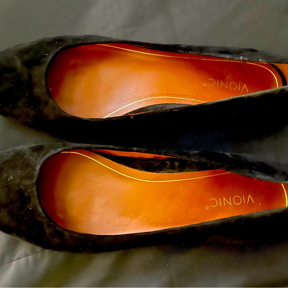 Vionic velvet flats size 10 in black. Worn once.